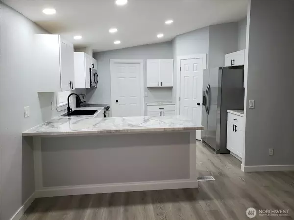 Enumclaw, WA 98022,1953 Pine Cone AVE #106