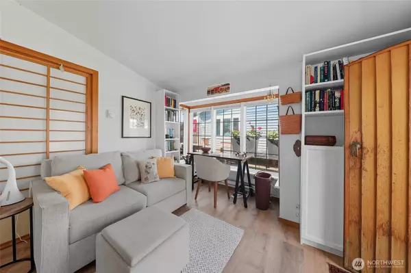 Seattle, WA 98102,2727 Fairview AVE E #18