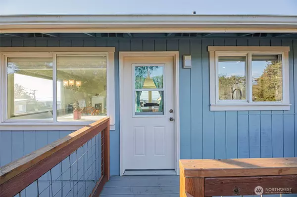 Oak Harbor, WA 98277,1975 Island View RD