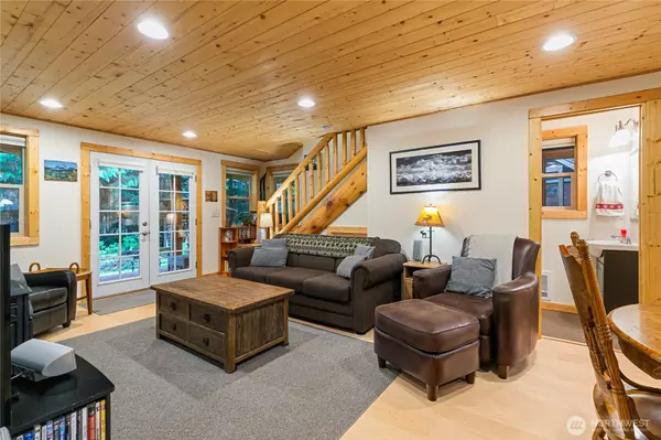 Glacier, WA 98244,21004 Pinnacle RD