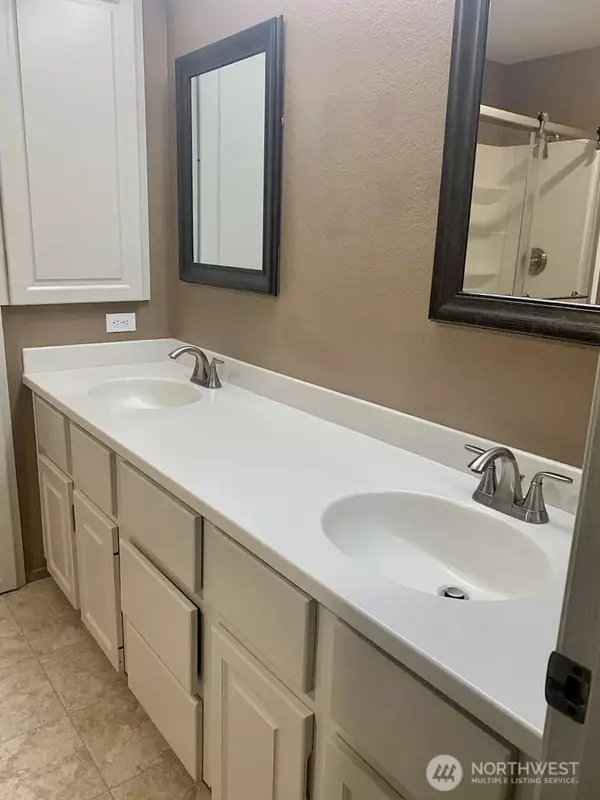 Bellevue, WA 98004,1372 Bellevue WAY NE #2