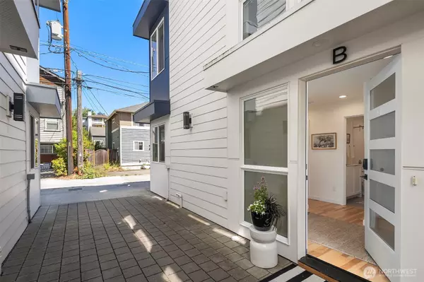 6042 B 41st AVE SW, Seattle, WA 98136