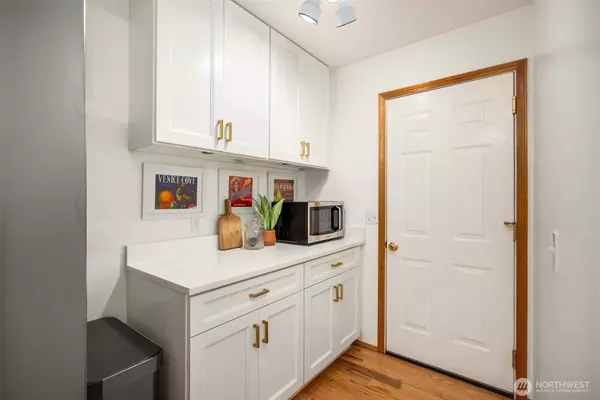 Bainbridge Island, WA 98110,816 Strawberry LN NW