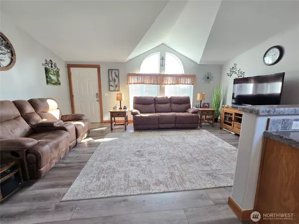 Ocean Shores, WA 98569,526 SE Canal DR