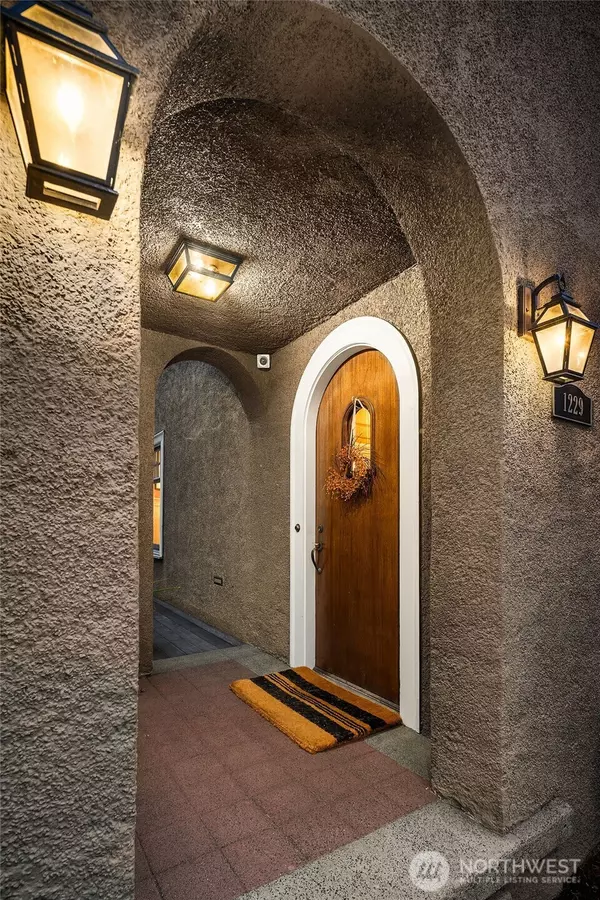 Seattle, WA 98119,1229 9th AVE W