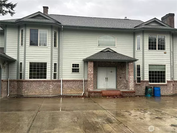 18432 W Lake Desire DR SE, Renton, WA 98058