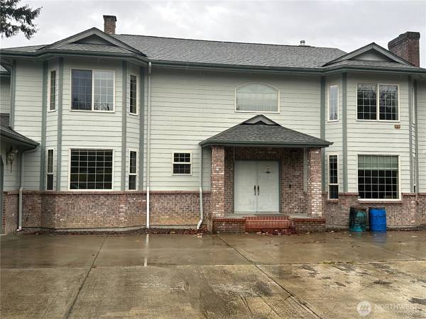 18432 W Lake Desire DR SE, Renton, WA 98058