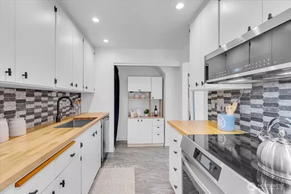 Seattle, WA 98119,654 W Olympic PL #101