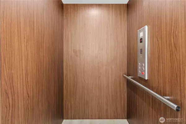 Kirkland, WA 98033,6304 Lakeview DR