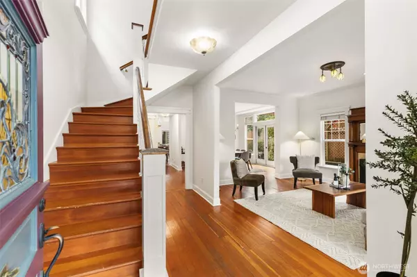 Seattle, WA 98109,2446 Queen Anne AVE N