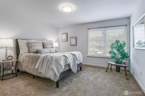 Kirkland, WA 98033,10110 NE 60th ST #106