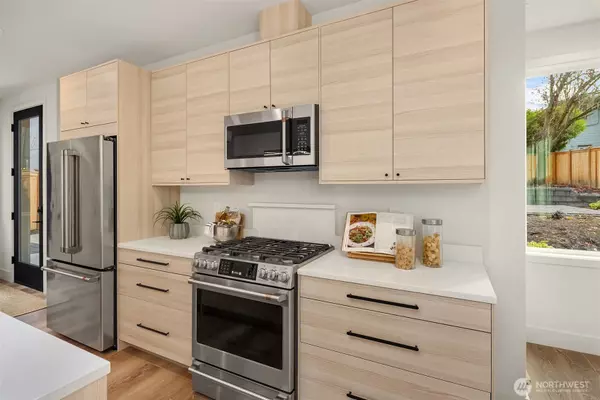 Kirkland, WA 98033,817 18th AVE W