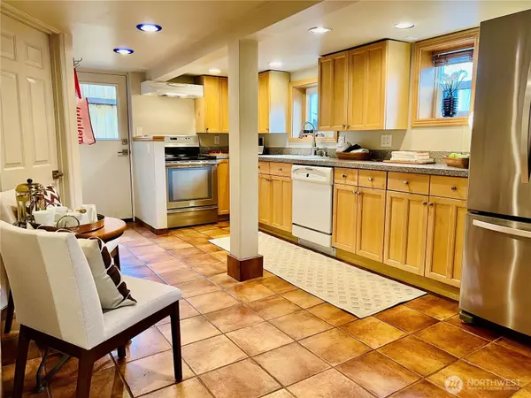 Seattle, WA 98115,806 NE 71st ST #B