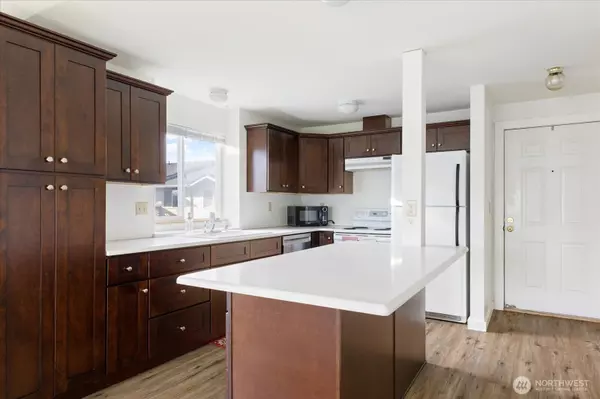 537 NE Ellis WAY #A202, Oak Harbor, WA 98277