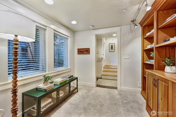 Seattle, WA 98102,919 Belmont AVE E