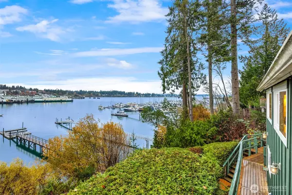 9986 NE Ewing ST, Bainbridge Island, WA 98110