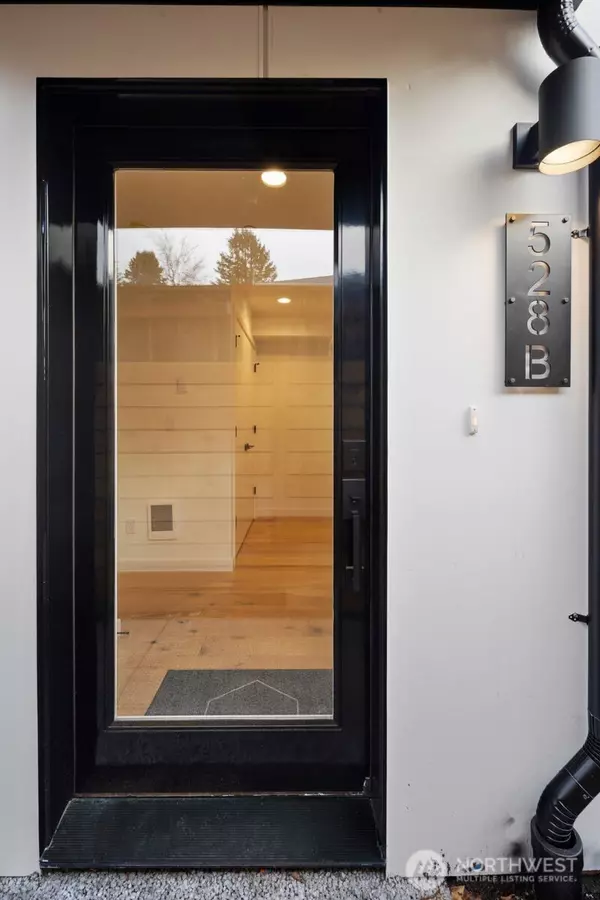 528 B N 72nd ST, Seattle, WA 98103