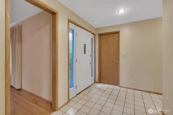 Federal Way, WA 98003,824 S 296th PL