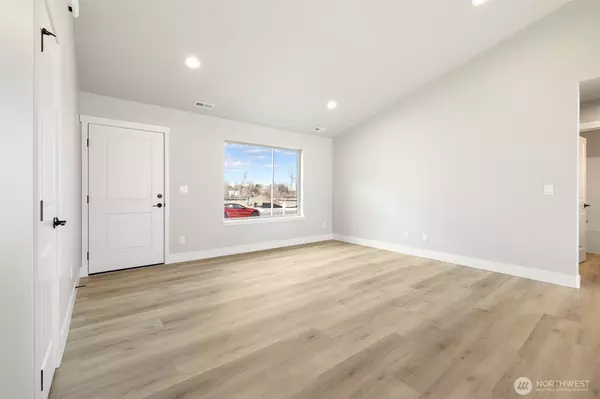 Moses Lake, WA 98837,215 Lessor LOOP