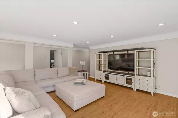 Cosmopolis, WA 98537,8 Trinity PL