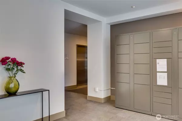 Seattle, WA 98105,4547 8th AVE NE #204