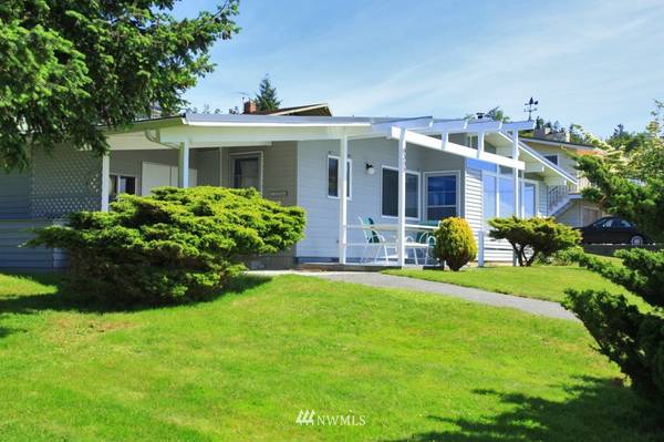 8305 Sunset Vista LN, Clinton, WA 98236