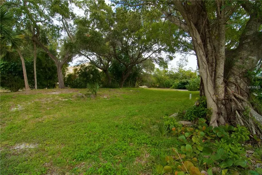 728 TROPICAL CIR, Sarasota, FL 34242