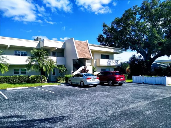 7301 W COUNTRY CLUB DR N #208, Sarasota, FL 34243