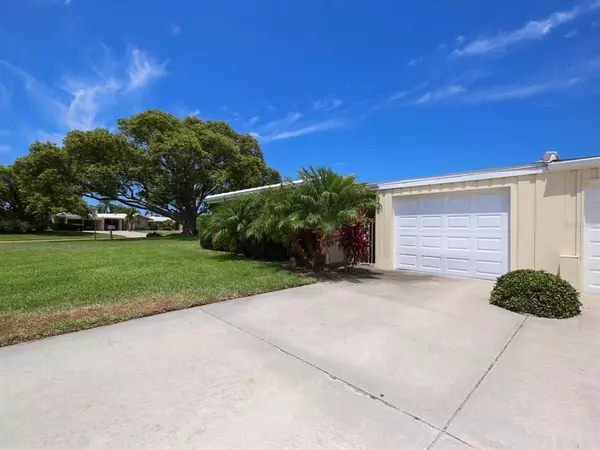 Sarasota, FL 34239,3430 VILLAGE GREEN DR #623