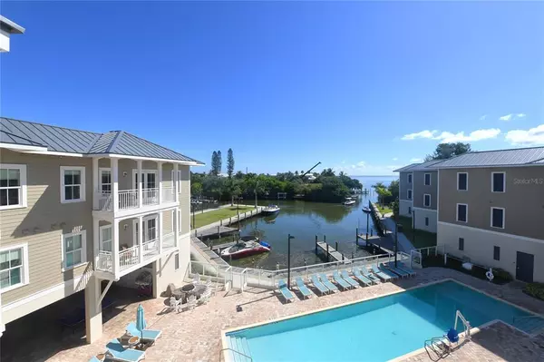 Holmes Beach, FL 34217,5325 MARINA DR #321