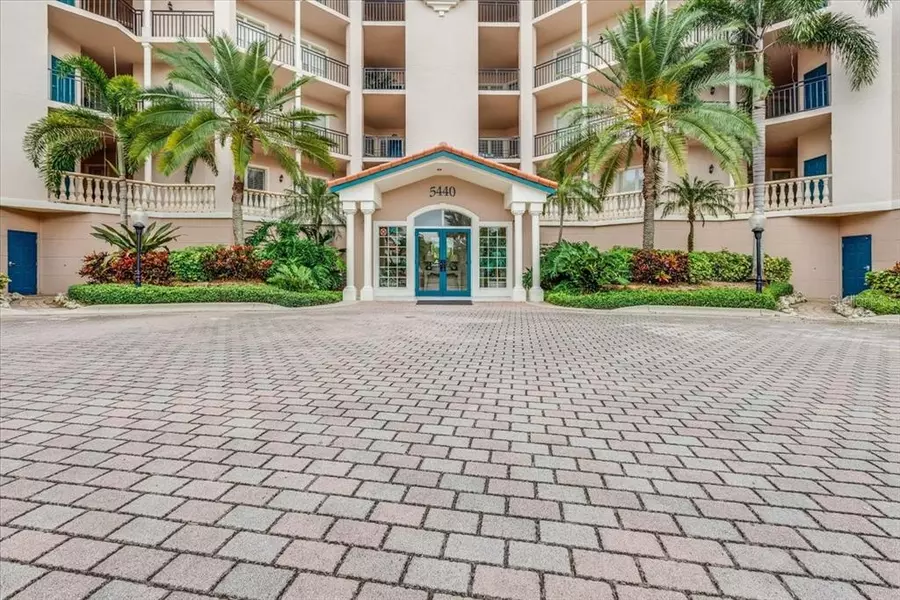 5440 EAGLES POINT CIR #301, Sarasota, FL 34231