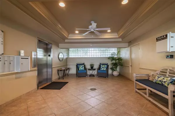 Sarasota, FL 34236,1762 BAY ST #202