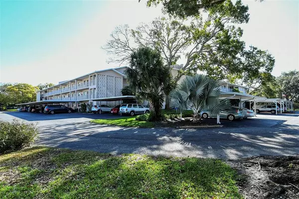 3983 MACEACHEN BLVD #422, Sarasota, FL 34233