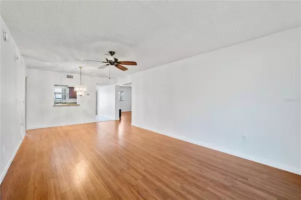 Sarasota, FL 34233,3983 MACEACHEN BLVD #421