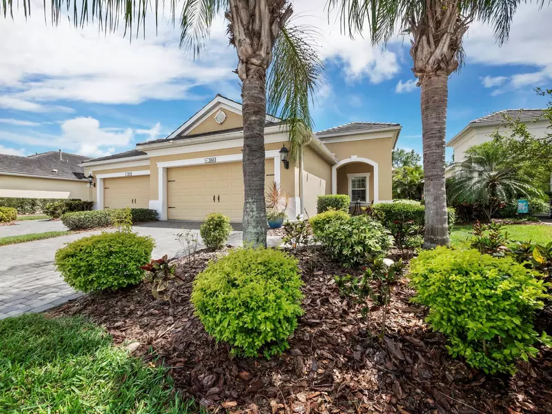 2068 CRYSTAL LAKE TRL, Bradenton, FL 34211