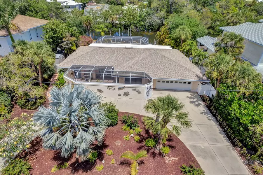 208 ISLAND CIR, Sarasota, FL 34242