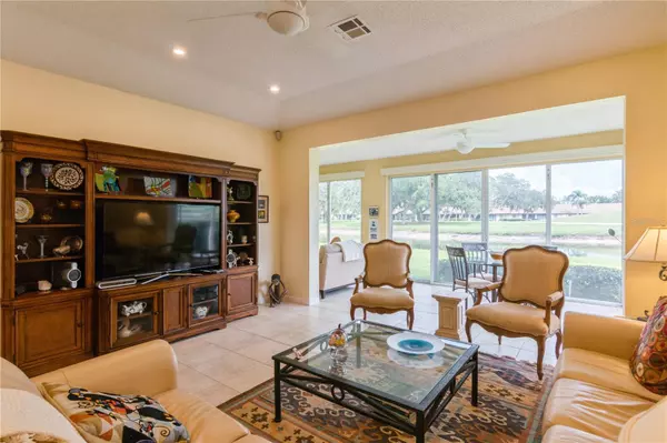 Sarasota, FL 34243,7334 GOLF POINTE CIR #7334