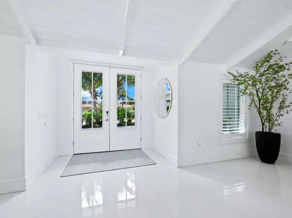 Longboat Key, FL 34228,511 SPINNAKER LN