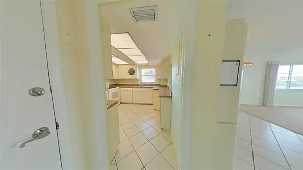 Sarasota, FL 34242,1350 N PORTOFINO DR #301