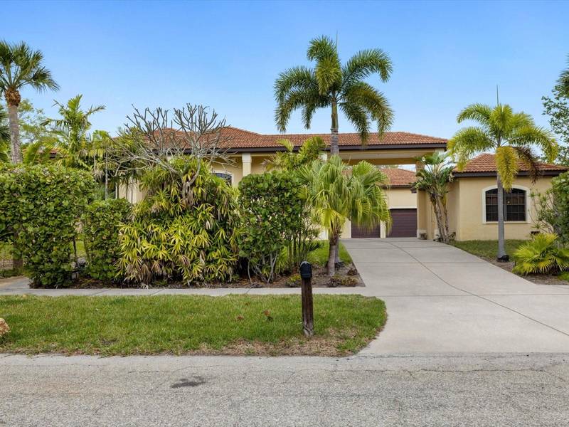 335 ISLAND CIR, Sarasota, FL 34242