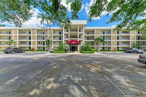 Sarasota, FL 34243,7461 W COUNTRY CLUB DR N #209