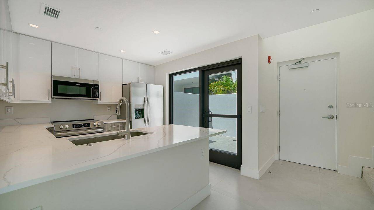 Sarasota, FL 34236,1558 4TH ST #210