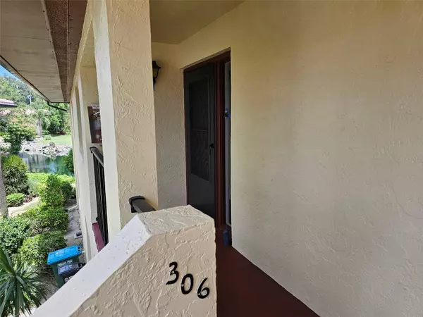 Bradenton, FL 34210,6472 SEAGULL DR #306