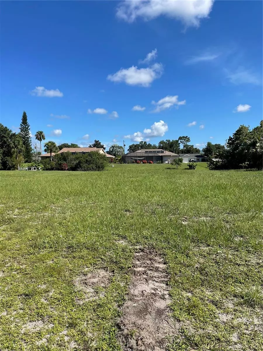 Rotonda West, FL 33947,130 MARK TWAIN LN