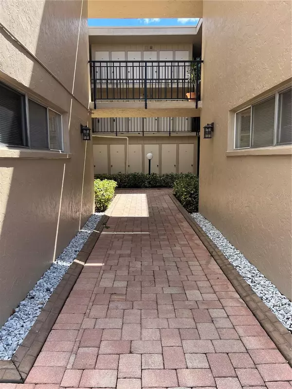 Sarasota, FL 34231,2763 WOODGATE LN #211