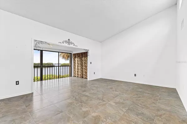 Sarasota, FL 34231,1520 PELICAN POINT DR #251