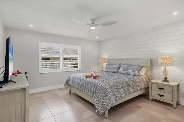Sarasota, FL 34242,5830 MIDNIGHT PASS RD #54