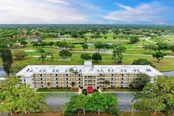Sarasota, FL 34243,7461 W COUNTRY CLUB DR. N N #106