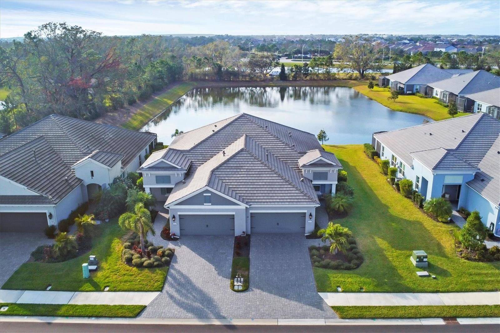 2616 SAPPHIRE BLUE LN, Bradenton, FL 34211