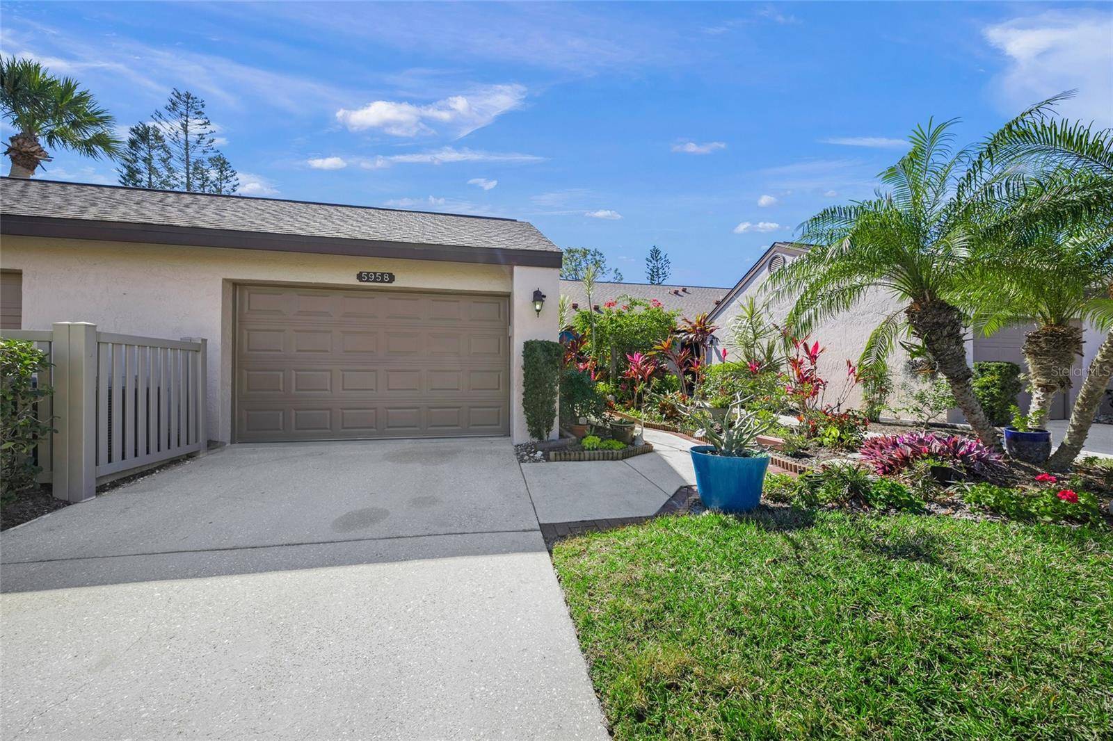 Sarasota, FL 34243,5958 CLUBSIDE DR